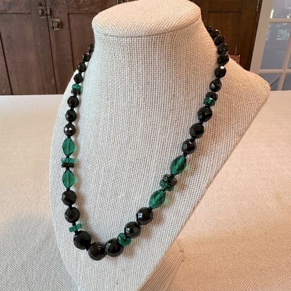 Vintage Jet Black & Emerald Green Faceted Beaded Necklace Lucite - Picture 5 of 12
